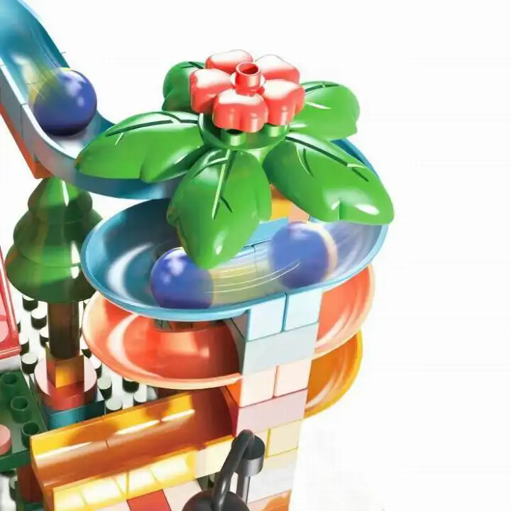 Set de constructie cu tobogane AliBibi, Aventura in jungla cu 142 de piese